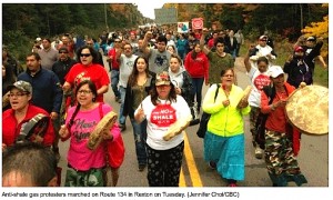 IMAGE - March on Route 134 in Rexton of community supporters against shale gas (CBC, October 1, 2013)